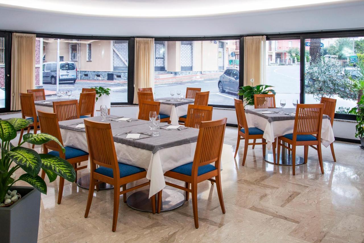 Hotel Mediterranee Spotorno Bagian luar foto